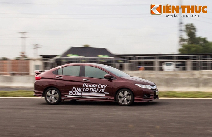 Những ưu điểm của Honda City thế hệ thứ 4 gồm hộp số vô cấp CVT ứng dụng công nghệ EARTH DREAMS, hệ thống cân bằng điện tử VSA, động cơ có công suất tối đa lớn nhất phân khúc, tiết kiệm nhiên liệu và lẫy chuyển số thể thao tích hợp trên vô lăng...