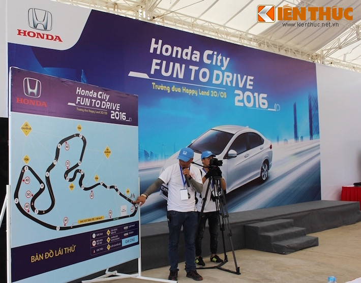 Tham dự chương trình, mỗi người tham gia được trải nghiệm Honda City trên 2 vòng đường đua gồm hỗn hợp đường thẳng và 18 góc cua (dài khoảng 2.8km) với những bài thi được thiết kế nhằm kiểm chứng những tính năng vận hành ấn tượng của City, đồng thời thử thách kỹ năng lái xe an toàn và tổng hợp.