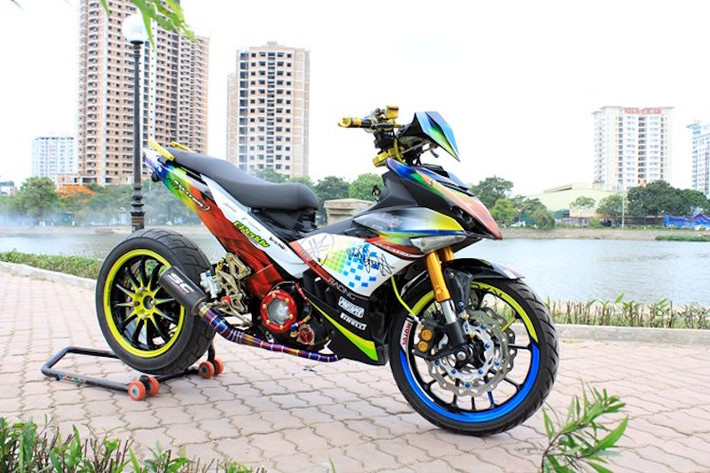 Chủ nhân của chiếc Yamaha Exciter 150 này là một người chơi xe có tiếng sống tại khu vực hồ Đền Lừ, Hà Nội. Cũng độ chiếc Exciter với bánh lớn giống nhiều biker ở Sài Gòn, nhưng anh đã lựa chọn cho mình cách "lên mâm" hoàn toàn khác.