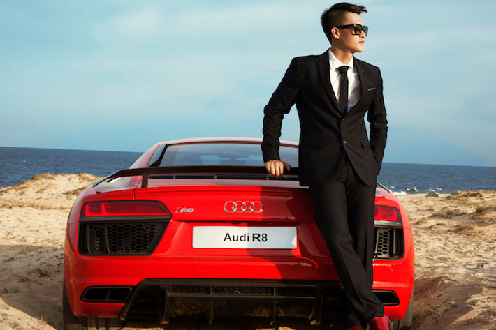 Audi R8 Coupé có hiệu suất vận hành lớn hơn bất kỳ mẫu xe nào trong chuỗi sản phẩm của Audi. Động cơ V10 được đặt giữa xe cùng hệ dẫn động bốn bánh toàn thời gian quattro giúp xe đạt công suất 610 mã lực, chỉ mất 3,2 giây tăng tốc từ 0 tới 100 km/h và đạt vận tốc cực đại 330km/h.