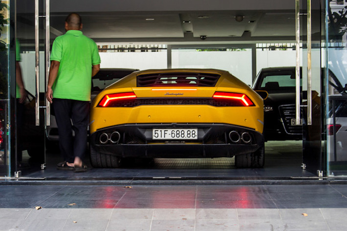 Lamborghini Huracan nằm trong garage tại nhà riêng của Cường Đô La, bên cạnh những chiếc xe sang như Audi A8L hay Mercedes S500L. Từ 4 năm nay, garage của anh "vắng bóng" những chiếc siêu xe đỉnh cao.