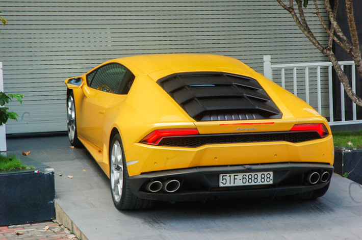 Được biết đây chính là chiếc Lamborghini Huracan thứ 3 về tới Việt Nam trong năm 2015, sau chiếc màu xám chính hãng và màu xanh lá của đại gia Phan Thành tặng sinh nhật em trai.