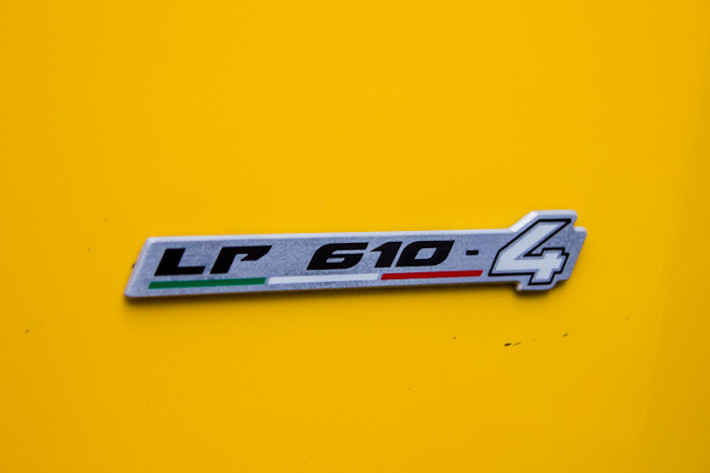 Tên gọi đầy đủ của chiếc xe là Lamborghini Huracan LP610-4. Trong đó "LP" là chữ viết tắt tiếng Ý longitudinale/posteriore, nghĩa là động cơ đặt dọc nằm giữa thân xe, số 610 chỉ công suất động cơ tính theo đơn vị PS và số 4 tượng trưng cho hệ dẫn động 4 bánh.