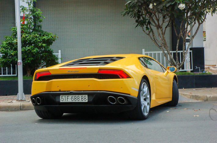 Tại thị trường Việt Nam hiện tại, Lamborghini Huracan có giá bán chính hãng 13,5 tỷ Đồng, giảm từ mức 16 tỷ đồng khi mới về nước ta vào đầu năm 2015. Trong khi đó, các showroom nhập khẩu xe bán Huracan với giá dao động khoảng 12 tỷ Đồng.