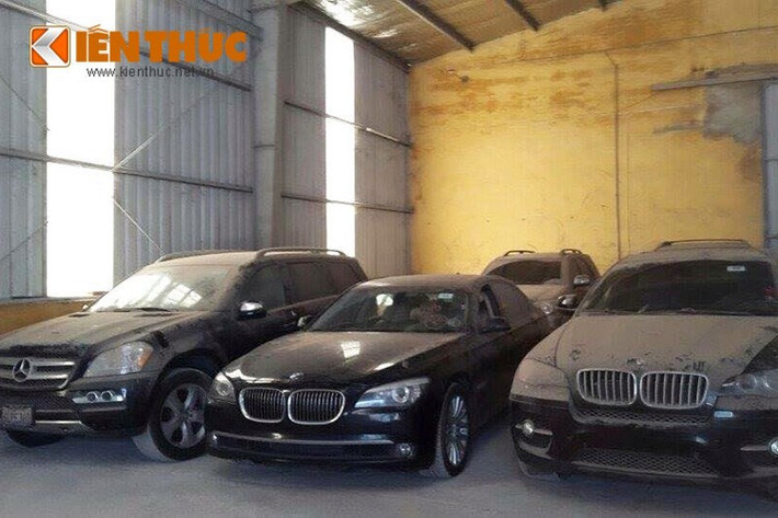Sau khi bị thu giữ, những chiếc xe tiền tỷ đã được giữ trong một nhà kho khá tạm bợ. Những chiếc siêu xe và xế sang đắt tiền đều bị phủ bụi khiến ai nhìn cũng không khỏi xót xa.