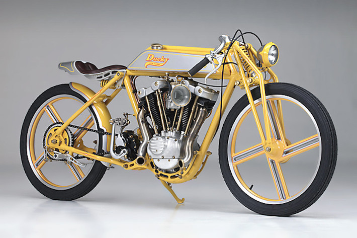 Chiếc xe Harley-Davidson độ theo phong cách Board Tracker này được Yuri Shif đặt tên là "Ducky". Theo anh, cảm hứng chế tạo ra Ducky đã được lấy từ... một chú vịt cao su đồ chơi nằm trên bàn làm việc của anh,