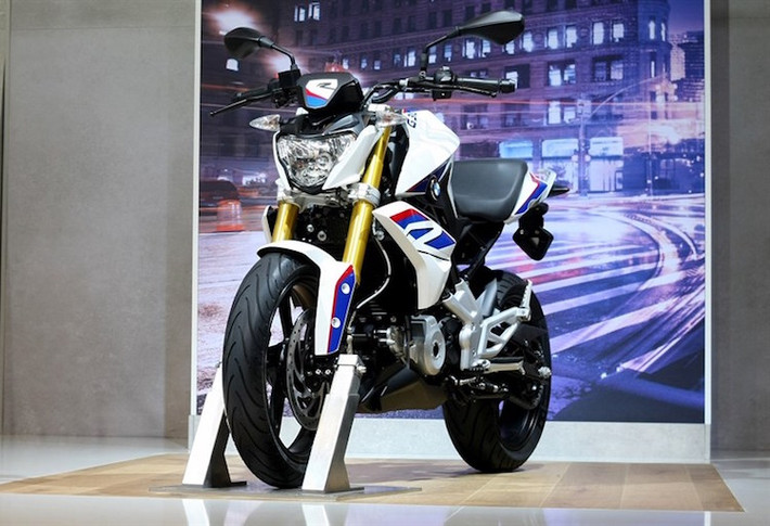 So với mẫu concept Stunt G 310 được BMW ra mắt vào tháng 10, chiếc naked bike giá rẻ sản xuất hàng loạt mang tên BMW G310R không có sự khác biệt nhiều về thiết kế với kiểu dáng mạnh mẽ và thân xe nhiều đường nét thể thao, góc cạnh.