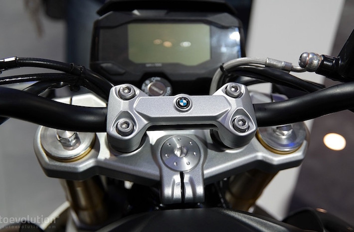 Ghi đông của xe được đặt cao, đem tới tư thế lái thoải mái thường thấy ở naked bike. Bảng đồng hồ của G310R hoàn toàn là một màn hình LCD đơn sắc đen trắng, dễ nhìn hơn hẳn so với đồng hồ cam/đen của đối thủ KTM Duke.