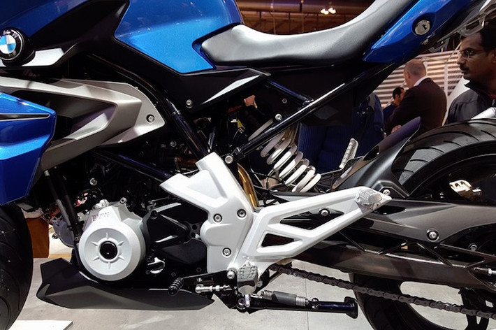 Giống như đối thủ KTM Duke 390, G310R cũng có kết cấu khung thép dạng Trellis, khiến trọng lượng xe được đưa xuống mức 158,5 kg.