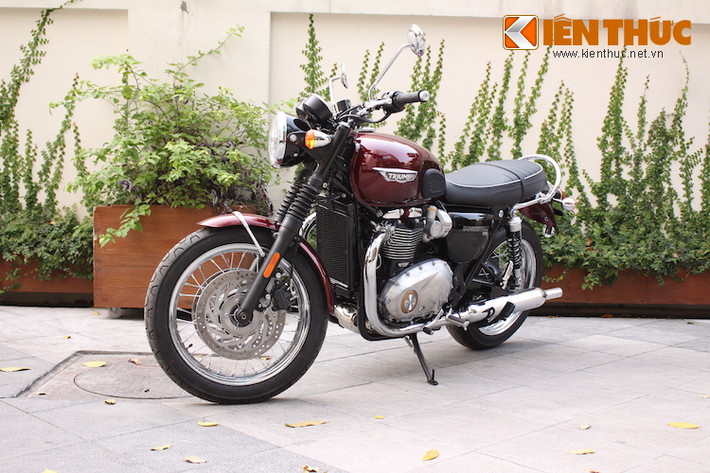 Tại triển lãm EICMA 2015, thế hệ Bonneville mới nhất, T120 đã được chính thức ra mắt. Triumph Bonneville T120 có tên gọi được đặt theo mẫu xe T120 đời 1959 - chiếc môtô mang tính biểu tượng đã bắt đầu chuỗi thành công cho hãng xe Triumph.