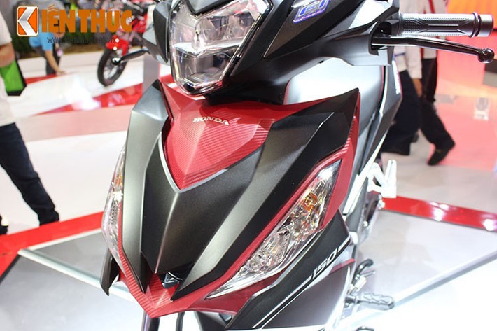 Phần ốp đầu xe gồm 2 mảng kết hợp với nhau, một mảng bóng và một mảng mờ dạng giả vân sợi các-bon. Hai bên cánh được thiết kế cặp xi nhan dạng vuốt ngược về phía sau đầy táo bạo.