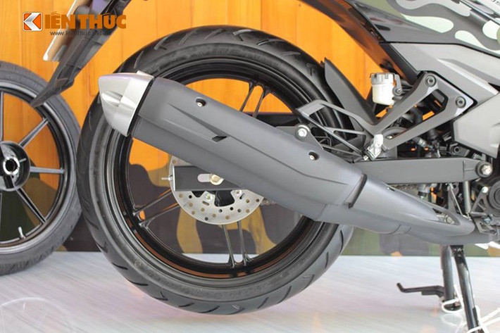 Dù vẫn sử dụng lốp có kích thước tương đương Winner nhưng do sở hữu mâm bản lớn hơn (2.5 inch) nên bánh sau của Exciter 150 trông lớn hơn hẳn và hấp dẫn hơn Winner. Cũng giống như đối thủ, Exciter 150 được trang bị phanh đĩa ở cả bánh sau. Ống xả "zin" của Exciter có thiết kế đơn giản hơn Winner.