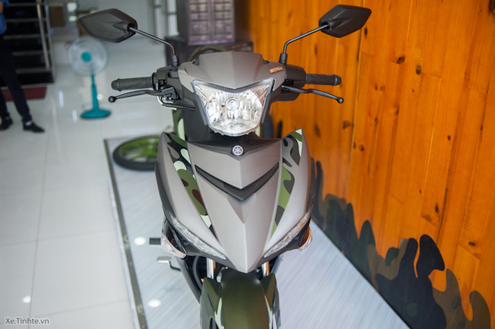 Mặt nạ của Exciter chỉ được tạo hình từ một tấm nhựa đơn giản nhưng thẩm mỹ với các đường gân nổi, nằm dưới là 2 đèn xi-nhan cũng vuốt ngược nhưng rộng về phía hai bên hơn Winner.