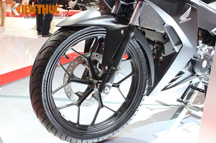 Cả 2 chiếc xe đều sử dụng vành đúc, với kích thước 17 inch. Tuy nhiên bộ vành 6 cánh kép của Winner trông độc đáo và cá tính hơn hẳn so với Exciter 150.