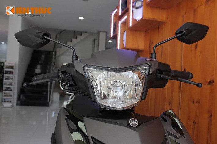 Exciter có chóa pha to đều, nhưng chỉ được trang bị bóng sợi đốt bình thường thay vì có đèn LED định vị như Winner.