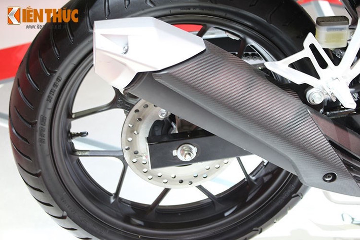 Ống xả của Winner 150 có ốp chống nóng giả vân sợi carbon thể thao, bánh sau xe cũng sử dụng hệ thống phanh đĩa. Bánh sau có bản mâm rộng 2.15 inch, đi kèm lốp 120/70/17.