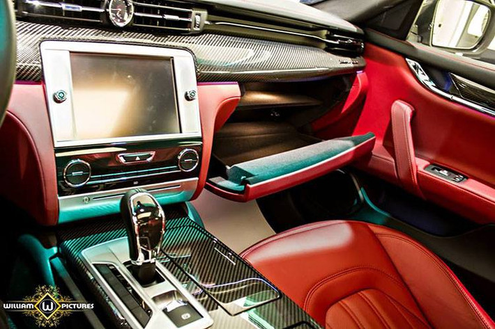 Cũng giống như Granturismo Sport, nội thất của chiếc xe cũng được ốp trang trí bằng sợi carbon, đem tới vẻ thể thao và cao cấp hơn cho Quattroporte.