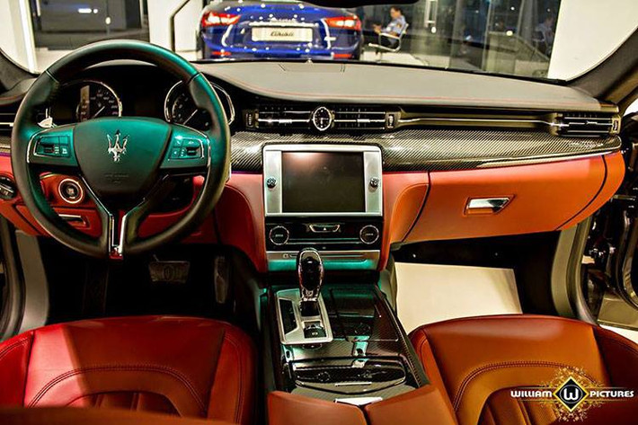 Nội thất của chiếc Quattroforte tại Việt Nam được bọc trong da nội thất bên trong màu đỏ nổi bật. Bảng táp-lô của xe được chia thành 3 phần rõ rệt, với hệ thống thông tin giải trí Maserati Touch Control thế hệ mới nhất nằm ở chính giữa.