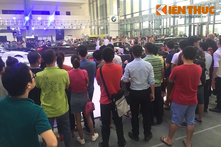3576 lượt là tổng số khách hàng đăng ký nhận vé tham quan triển lãm BMW World Vietnam 2016 qua các kênh đăng ký online như website, fanpage và 484.164 người dùng cùng với 301.172 tương tác là những con số mà fanpage chính thức của BMW World Vietnam 2016 tiếp cập và nhận được.