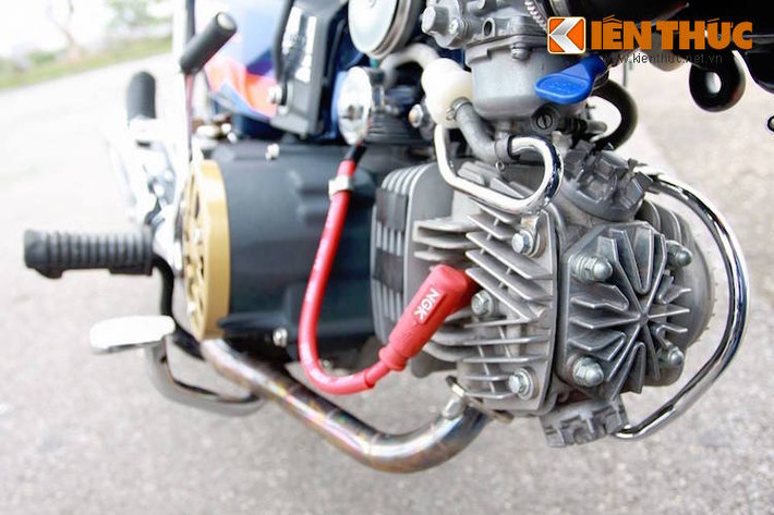 Bên cạnh việc nâng cc, chiếc xe còn được chủ nhân trang bị cho hàng loạt các chi tiết "kiểng" như ốp lốc máy, nắp xú-páp từ xe Sufat với thiết kế đẹp mắt...