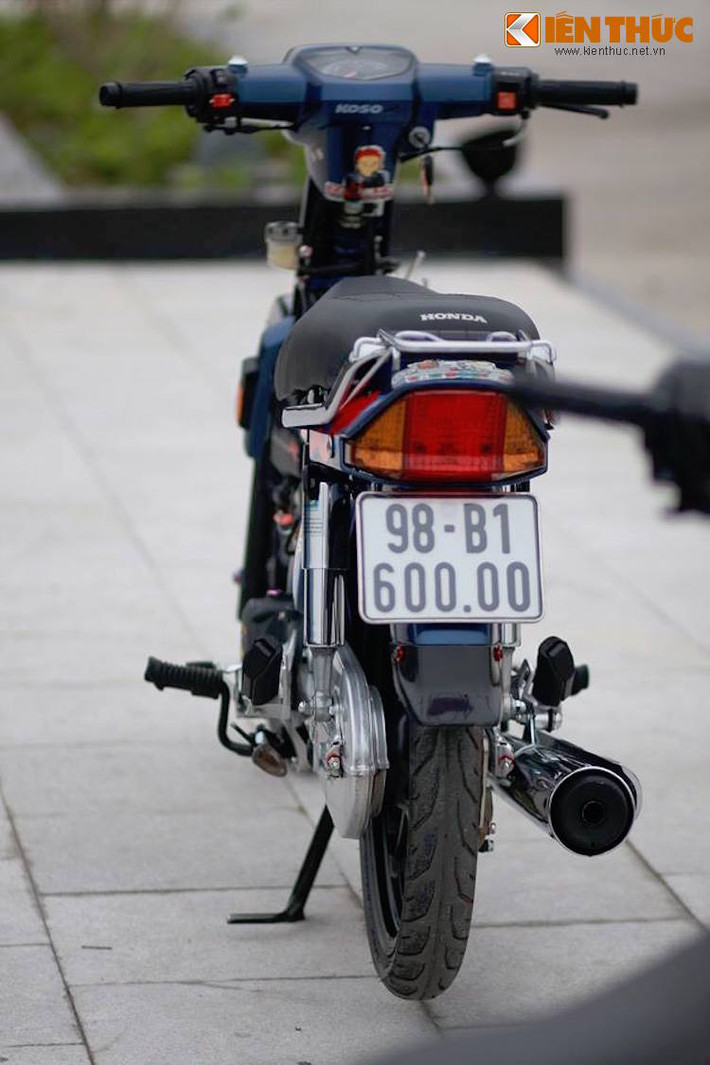 Kết thúc bản độ Dream kiểng của biker Bắc Giang này là bộ baga 10 ly gắn phía sau tay xách của xe.