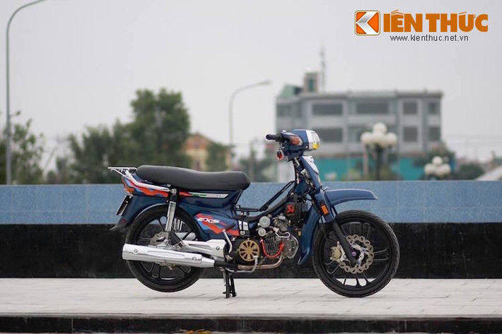 Toàn bộ thân xe đã được sơn lại trong tông màu xanh đậm khá nhã nhặn, đi kèm với bộ tem từ Honda Dream EX5 Malaysia với tông màu xanh nhạt - đỏ làm điểm nhấn.
