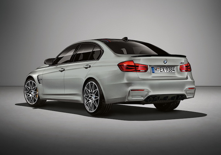 BMW sẽ chỉ sản xuất đúng 500 chiếc M3 30 Jahre Edition trên toàn Thế giới. Tại Anh, sẽ chỉ có 30 chiếc được bán với giá 82.675 Bảng (tương đương 2,7 tỷ đồng).