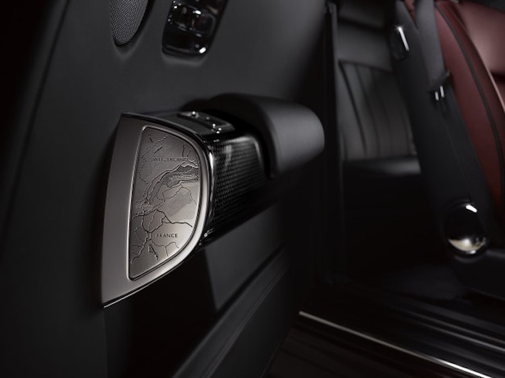 Ở cuối bệ tì tay của mỗi cánh cửa trên Phantom Zenith, Rolls-Royce đã ốp một tấm kim loại có khắc bản đồ vùng Goodwood ở Anh - nơi đặt nhà máy của hãng. Bệ tì tay còn lại sẽ có hình bản đồ của vùng Geneva ở Thụy Sĩ hoặc Villa D’Este, Italy, tùy thuộc theo phiên bản Drophead hay Coupe.