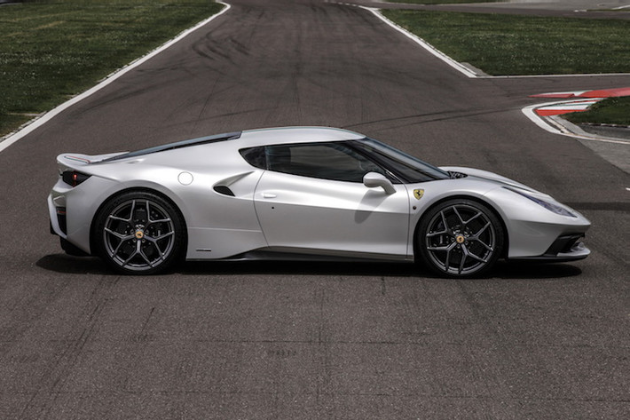 Cột A của 488 MM Speciale cũng đã được Ferrari sơn đen bóng, tạo cảm giác như các cửa kính chạy liền mạch thành hình chữ U. Thiết kế này phần nào gợi nhớ tới mẫu xe thể thao Evora của hãng xe Anh Lotus. Vị đại gia đặt hàng chiếc xe đã yêu cầu Ferrari sản xuất phần thân "hàng thửa" từ các vật liệu siêu nhẹ như nhôm và sợi carbon.