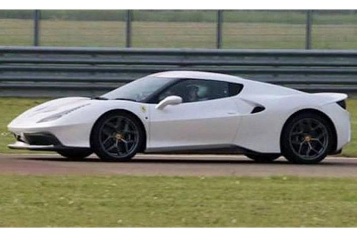 Ferrari không công bố bất kỳ tấm ảnh nội thất nào của 458 MM Speciale, nhưng hãng cho biết rằng cabin của chiếc xe được nâng cấp với da hảo hạng Cioccolato đan chỉ trắng và hệ thống âm thanh hi-end.