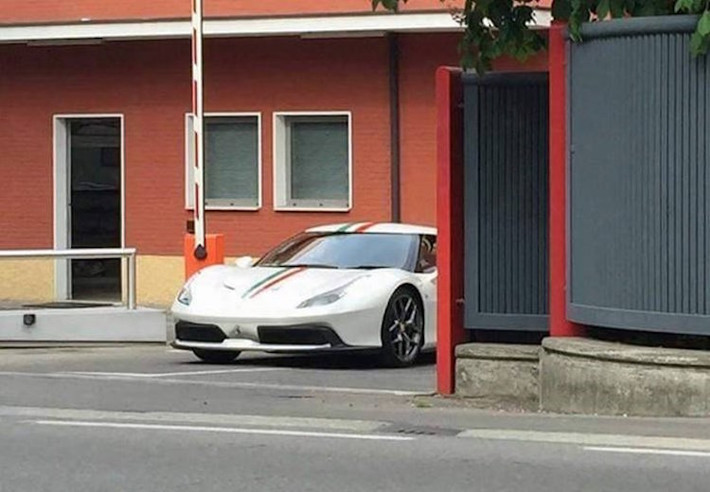 Vào khoảng giữa tháng 4/2016, một chiếc siêu xe Ferrari "hàng thửa", chưa từng xuất hiện đã bị các fan hâm mộ chụp lại khi nó đang chạy quanh đại bản doanh của hãng ở Maranello, Ý. Tới nay, Ferrari mới chính thức "vén màn bí mật" và công bố tên gọi Ferrari 458 MM Speciale.