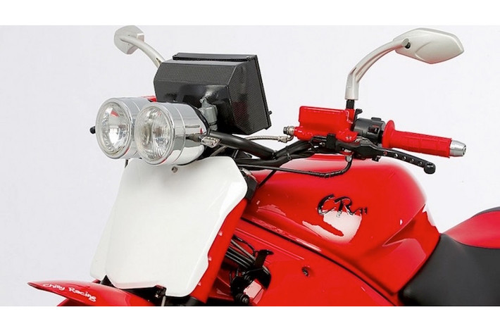 Đã độ nhiều dòng xe đường trường như BMW GS hay Honda Dominator, Carlos đã sử dụng xác một chiếc VFR750 đời 1991 bị tai nạn để tạo ra một mẫu xe "cào cào" cực độc đáo.