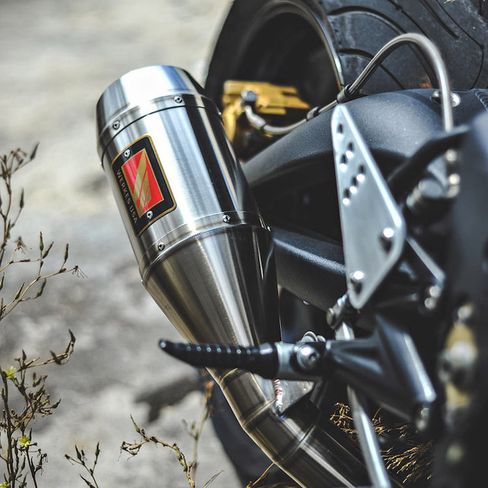 Khối động cơ 3 xi-lanh 675 cc nguyên bản của Street Triple không có sự thay đổi gì, tuy nhiên bản độ của hãng Wolf Moto vẫn mạnh hơn xe gốc nhờ có lọc gió K&N, đĩa xích sau Lightech, hệ thống xả full system Competition Werkes và ECU được tunemap.