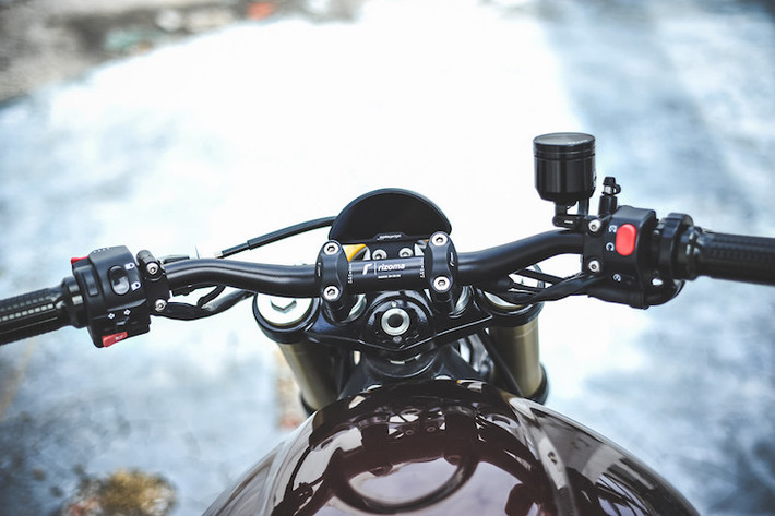 Do là một dòng xe khá phổ biến nên Street Triple có rất nhiều đồ độ. Và Kyle đã chỉ lựa chọn các thương hiệu tên tuổi khi độ xe: ghi-đông cùng bình dầu Rizoma, heo trước Nissin, tổng phanh sau British Customs, tay côn/phanh Pazzo, nắp bình xăng CNC Oberon,...