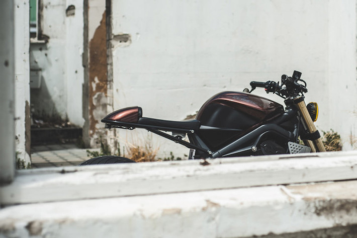 Với phần trước gọn hơn, phần đuôi sau kiểu sportbike nguyên bản của Street Triple cũng "ra đi". Kyle đã chế cho chiếc xe một bộ khung phụ phía sau mới, với yên da siêu mỏng và "gò" nhỏ phía sau đồng thời cũng là nơi chứa bình ắc quy lithium-ion Antigravity cực gọn.