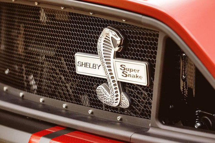 Dù có sức mạnh ngang siêu xe nhưng Shelby bán Super Snake với giá khởi điểm chỉ từ 86.920 USD tại Mỹ (tương đương 1,9 tỷ đồng). Tuy nhiên hiện chưa rõ giá của phiên bản tay lái nghịch ở Úc là bao nhiêu.