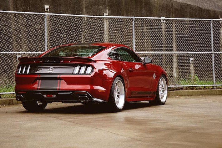 Ở đuôi xe, Shelby cũng đã thay đổi nhẹ hình dáng của Mustang nguyên bản với cản sau được trang bị các cánh khuếch tán không khí và cánh đuôi "mini".