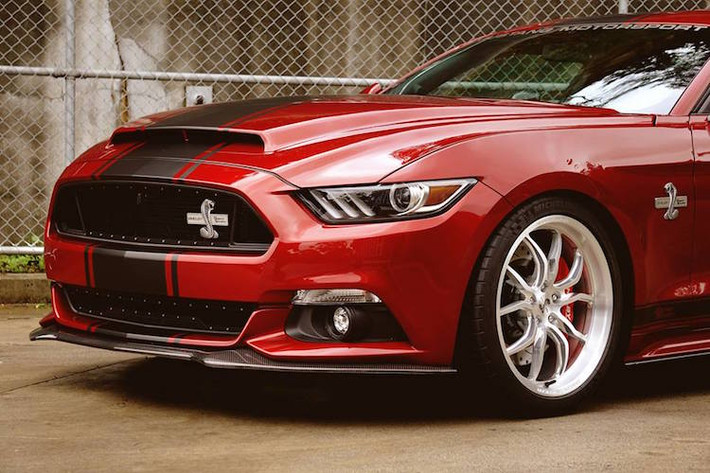 Vừa qua, Shelby đã chế tạo ra chiếc Super Snake tay lái nghịch đầu tiên để giao tới tay một khách hàng ở Úc. Giống như những chiếc Shelby GT500 và Shelby Snake của thế hệ trước, ngoại hình của Shelby Snake 2015 đầy dữ dằn với khe hút gió lớn nằm trên nắp máy và bodykit thể thao.
