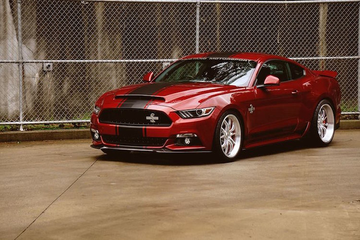 Đã thành thông lệ cứ mỗi khi một thế hệ xe cơ bắp Ford Mustang mới, hãng độ Shelby với mối quan hệ khăng khít với Ford lại tạo ra một phiên bản Shelby Super Snake "siêu mạnh". Tuy nhiên phải tới thế hệ mới nhất hiện nay, bản độ Shelby Super Snake mới có phiên bản tay lái nghịch do Ford lần đầu tiên đã đem Mustang tới nhiều thị trường trên toàn cầu.