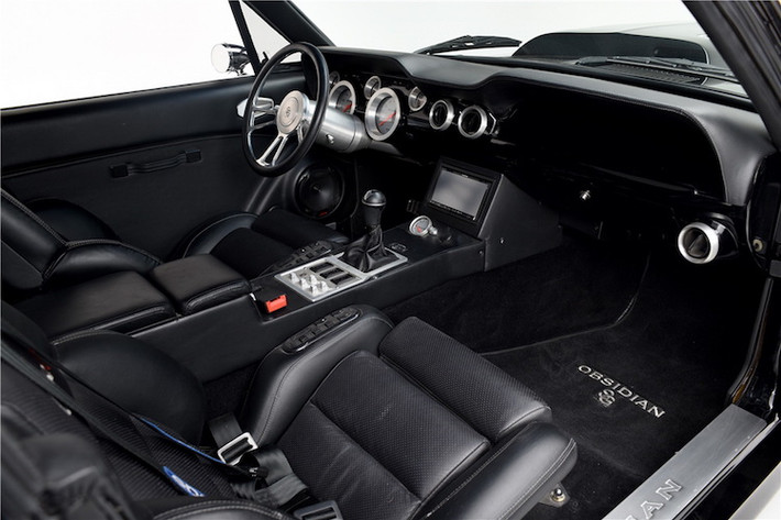 Tương tự, ở bên trong nội thất của chiếc xe cũng đã có 17 panel được Autoworks International chế tạo riêng, kèm theo hàng loạt các tiện nghi hiện đại như ghế có sưởi/chỉnh điện toàn phần, hệ thống thông tin giải trí có tính năng định vị GPS...