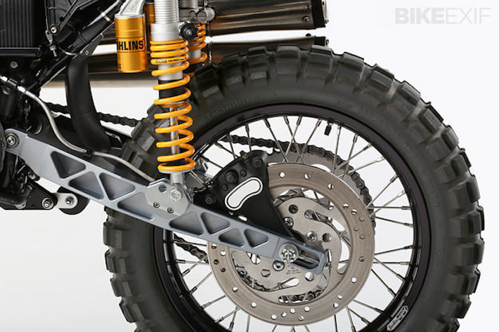 Bộ gắp phía sau đã được Jim tự thiết kế sau đó tiện CNC từ một khối nhôm duy nhất, gắn với cặp phuộc Ohlins có hành trình lên tới 20 cm. Bánh sau của xe cũng dùng vành Buchanan, moay-ơ Talon nhưng có đường kính giảm xuống còn 18 inch, kèm hệ thống phanh đĩa nguyên bản của Harley Sportster.