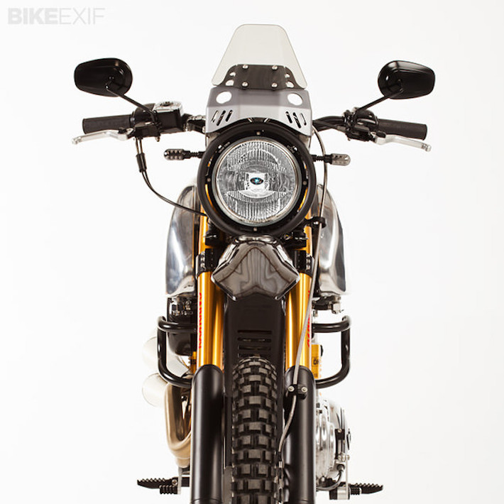 Để khiến chiếc Sportster trở thành một chiếc xe môtô địa hình thực thụ, toàn bộ các chi tiết nguyên bản trên xe đã bị loại bỏ, chỉ giữ lại khung và động cơ gốc. Ở phía trước, chiếc xe đã được trang bị cặp phuộc USD Ohlins mới với khoảng hành trình lớn hơn Sportster nguyên bản tới 25 cm.