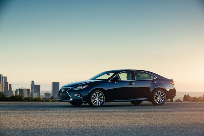 Nằm trong chiến dịch triệu hồi toàn cầu của tập đoàn Toyota Nhật Bản, Toyota Việt Nam sẽ tiến hành thu hồi các phiên bản của dòng xe sang Lexus ES gồm Lexus ES250 và Lexus ES350 vì lỗi liên quan tới hệ thống phanh và an toàn.