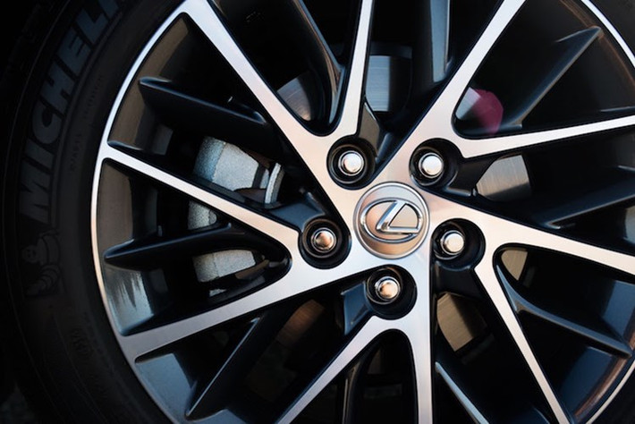 Đối với những xe Lexus ES350 và ES250 không được nhập khẩu và phân phối bởi TMV nhưng nằm trong thời gian sản xuất trên, Toyota Việt Nam sẽ liên hệ với Tập đoàn, và nếu được xác nhận sẽ thay thế bộ chấp hành phanh miễn phí cho khách hàng.