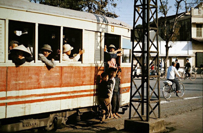 Phương tiện di chuyển công cộng chính trong thành phố không phải là xe bus như ngày nay, thay vào đó là những chiếc tàu điện "leng keng".