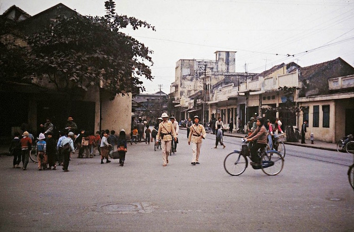 Thậm chí vào thời điểm này, xe đạp vẫn là mặt hàng tương đối "xa xỉ", và còn được cấp đăng ký cùng biển số như xe cơ giới sau này. Các loại xe đạp thường được người Hà Nội sử dụng là Peogeot, Phượng Hoàng, Eska...