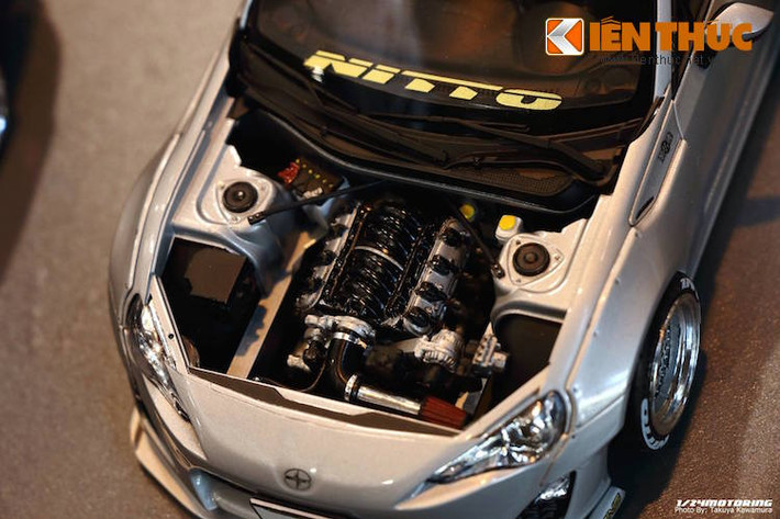 Một ví dụ đó là chiếc Scion FR-S này, với bộ widebody Rocket Bunny và khối động cơ V8 6 lít đã được độ lại của mẫu siêu xe "cơ bắp" Chevrolet Corvette Nằm trong khoang máy.