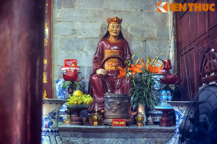 Ngoài thờ Phật, thờ Mẫu như nhiều chùa khác, chùa còn thờ Tổ Phan Cảnh Điệp, một người luyện voi giỏi đã xuống tóc quy y cửa Phật thời vua Lê - chúa Trịnh.
