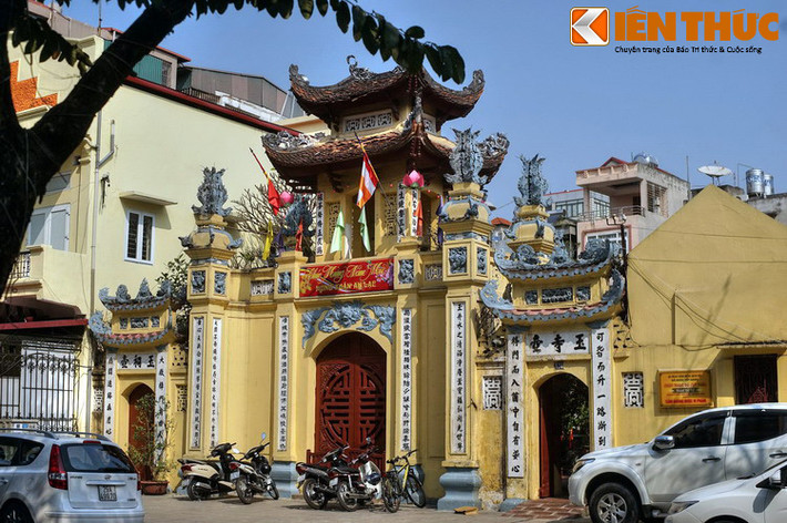 Tọa lạc ở số 128 phố Nguyễn Khuyến, quận Đống Đa, chùa Ngọc Hồ hay chùa Bà Ngô có lịch sử tồn tại gần 1.000 năm, là nơi lưu giữ những giá trị văn hóa đặc sắc của mảnh đất Thăng Long – Hà Nội.