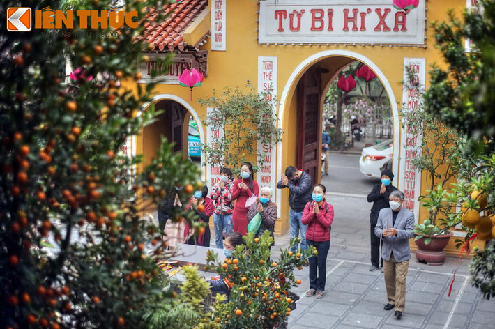 Một nét đặc sắc trong bài trí kiến trúc của chùa Quán Sứ sự hiện diện của nhiều câu đối bằng chữ quốc ngữ. Đây cũng là một trong số ít ngôi chùa cổ ở Hà Nội duy trì đức tin Phật giáo thuần túy, không dung hợp với các tín ngưỡng bản địa như thờ mẫu tam tứ phủ.